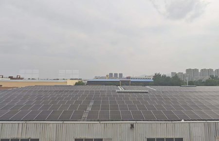 我们莒南工厂厂房房顶所有装置了光伏发电