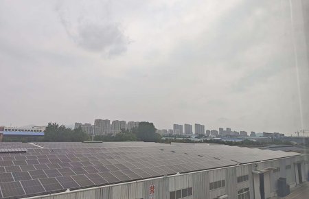 厂房房顶装置了一兆瓦的光伏发电