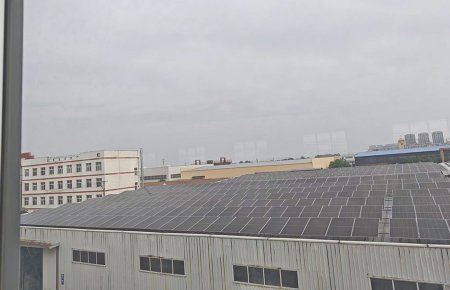 厂房房顶装置了一兆瓦的光伏发电